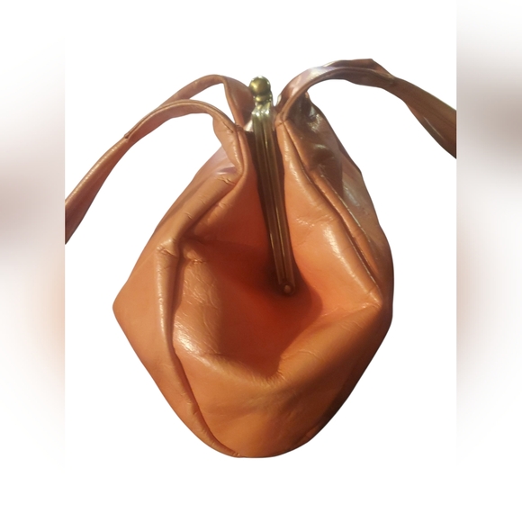 HOBO International Peach Leather Shoulder Bag with KISSLOCK Top Closure - Picture 4 of 6